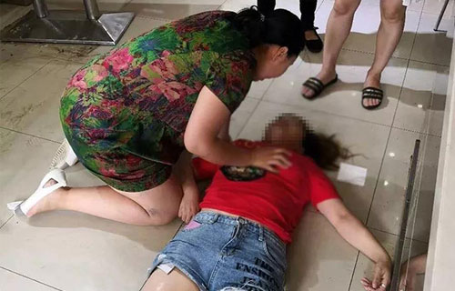 长春一女子早餐店倒地抽搐，色情片
女护士跪地人工呼吸救人