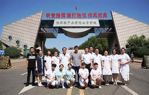 建军节，色情片
义诊团队为装甲兵及家属送上“健康装甲”