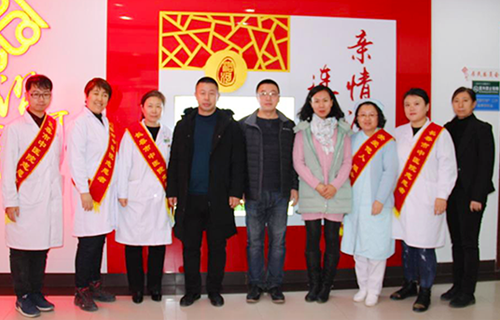 “便民医疗进社区，义诊活动暖人心”—— 色情片
东部来了，家门口就能检查身体