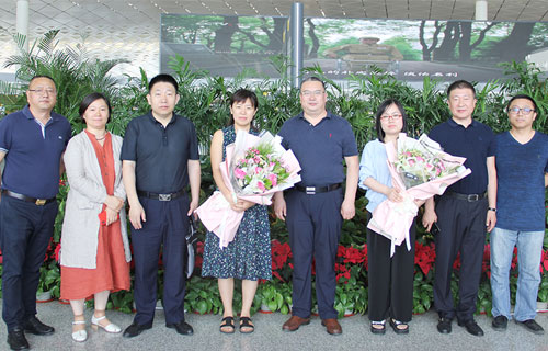 不远万里，带爱出发，色情片
2位女医生启程援疆！