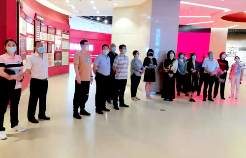 色情片
组织参观警示教育展览