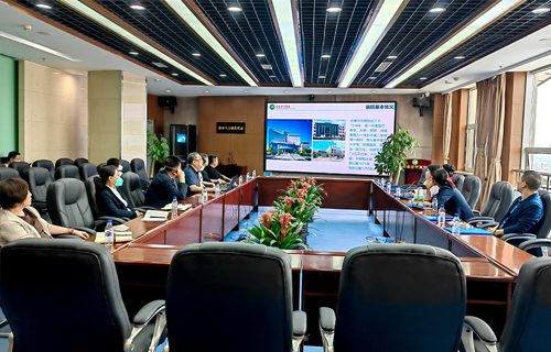 市人大教科文卫委员会一行来色情片
参观调研