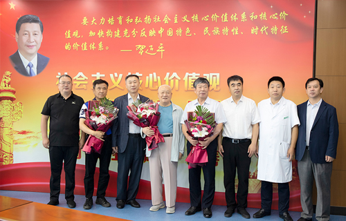 中国医师节！王维学主任到色情片
慰问名老中医和一线医务人员