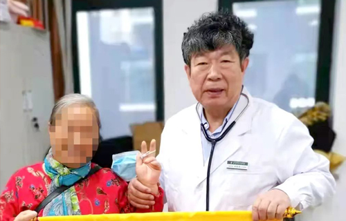 【锦旗】我为群众办实事：医术精湛除病痛，门诊患者送锦旗