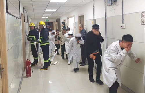 以演练促安全，色情片
开展消防演练