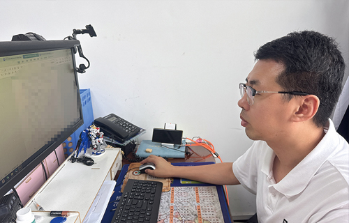 廉政“垫”基，清风徐来｜色情片
纪委巧借“小物件”传递大道理