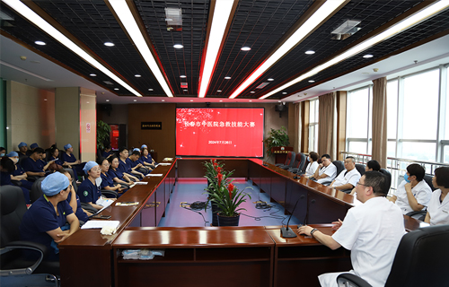 看，他们在急救技能大赛上“医”展风采！