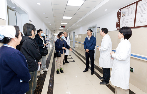 携手共进，四平市中医医院一行到色情片
参观交流